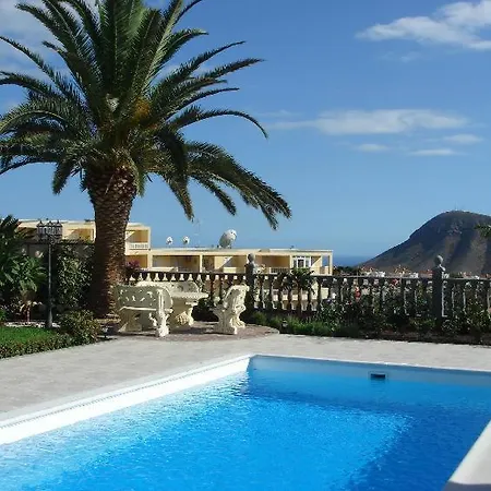 Sleeps 2 Pool Wifi Apartment
